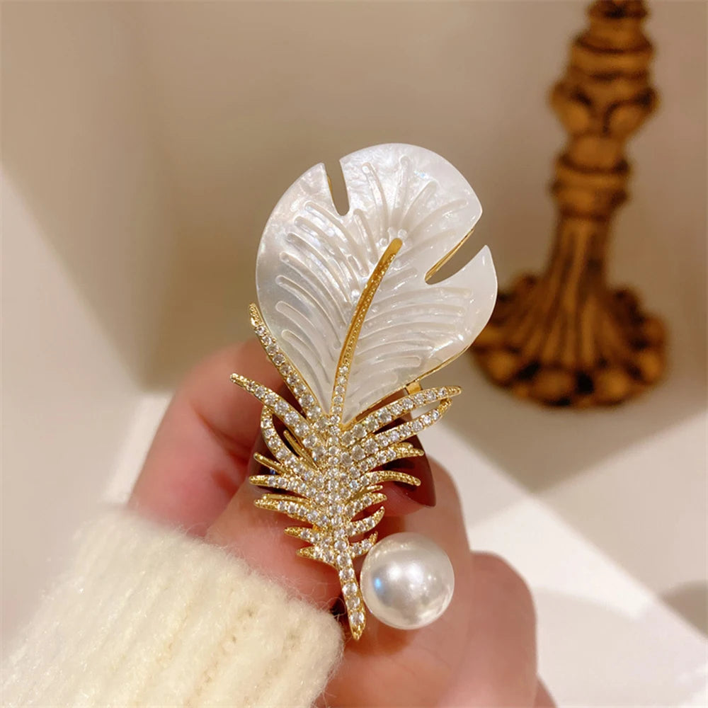 Fashion Crystal Shell Feather Brooch Pins For Women Luxury White Pearl Gold Color Party Wedding Gifts Clothing Accessories