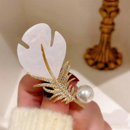 Fashion Crystal Shell Feather Brooch Pins For Women Luxury White Pearl Gold Color Party Wedding Gifts Clothing Accessories