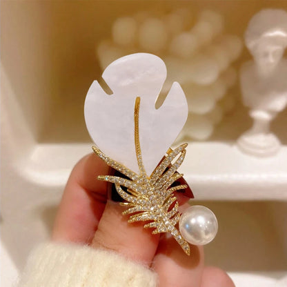 Fashion Crystal Shell Feather Brooch Pins For Women Luxury White Pearl Gold Color Party Wedding Gifts Clothing Accessories